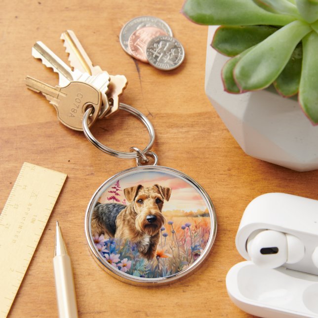 Llavero Airedale Terrier perro en una pradera de flores si (Escritorio )