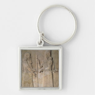 Llavero Alivio que representa Sargon II y a un vizier