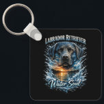 Llavero Alma de Agua<br><div class="desc">Un noble Labrador Retriever negro emerge de salpicaduras dramáticas de agua contra una impresionante puesta de sol en el lago,  representada en un estilo gráfico vívido con letras en negrita.</div>