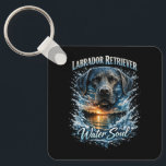 Llavero Alma de Agua<br><div class="desc">Un noble Labrador Retriever negro emerge de salpicaduras dramáticas de agua contra una impresionante puesta de sol en el lago,  representada en un estilo gráfico vívido con letras en negrita.</div>