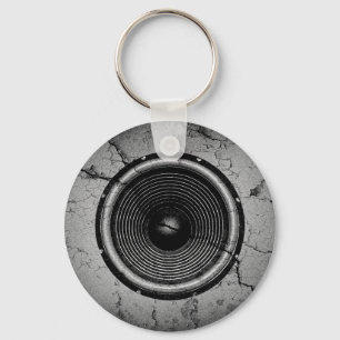 Llavero Altavoz musical en una pared rota