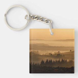 Llavero Amanecer sobre el paisaje de Misty Rolling Hills
