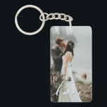 Llavero AMAR LA LIGRAFÍA Guión Típografía Boda<br><div class="desc">AMAR LA LIGRAFÍA Script Typography Boda Overlay Acrylic Keychain - una forma linda de preservar sus recuerdos bodas, o simplemente preservar su familia diaria favorita o la foto de compromiso. Este diseño presenta el 'amor' en una hermosa y elegante tipografía de caligrafía escrita a mano como un overlay blanco. Este...</div>