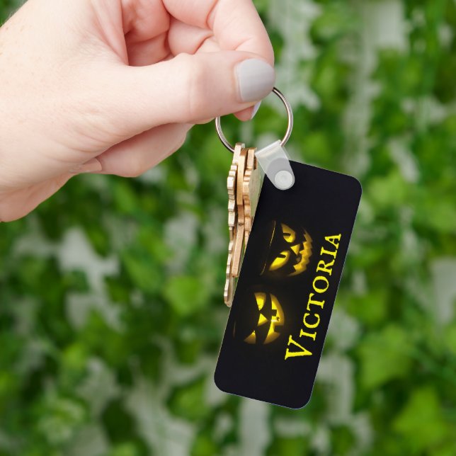 Llavero Amarillo personalizado sobre rostros de calabaza n (Mano)