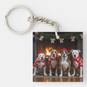 Llavero American Staffordshire junto a la Chimenea Navidad