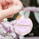 Llavero Amigo del oro y regalo de Boda de la dama de honor<br><div class="desc">Estas cadenas están diseñadas para dar como favores a las damas de honor en tu fiesta de bodas. Presentan un diseño sencillo y elegante con un fondo de color lila pálido morado, letras de guión dorado y un florido Relieve metalizado de imitación dorada y encalado. El texto dice "niñera de...</div>