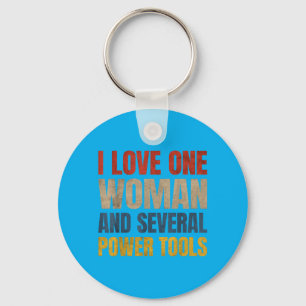 Llavero Amo a una mujer y varias herramientas eléctricas d