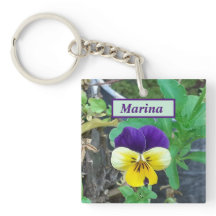 Anillo de claves acrílicas púrpura y amarilla