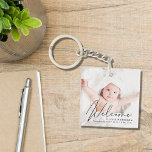 Llavero Anuncio de nacimiento de la foto del guión de bien<br><div class="desc">Anunciar el nacimiento de su bebé con esta cadena de teclas de keepsake con su foto y su "Bienvenida" sobrepuestas en un guión elegante. Añada su nombre,  fecha de nacimiento y estadísticas de nacimiento en la tipografía moderna.</div>