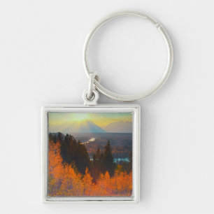 Llavero Apenos dorados sobre río de serpiente al atardece