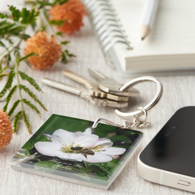 Llavero Apple Blossom & Bee Macro Photo | Acrylic Keychain (Frente Derecha)