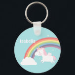 Llavero Arcoiris De Unicornio Con Vuelo Cubierto Para Chic<br><div class="desc">¡Un lindo unicornio mágico para traer buena suerte a la niñita! Este diseño colorido tiene un unicornio lindo con un mango y cola color algodón rosa. Está volando entre el arco iris, la nube y las estrellas con sus pequeñas alas. Pequeños destellos para ese toque mágico. ¡Personaliza con el nombre...</div>