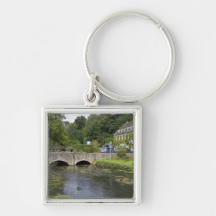 Llavero Arroyo de truchas en la aldea de Bibury,