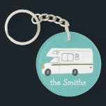 Llavero ASÍ ES COMO ROLLAMOS AL PERSONALIZADO RV Motorhome<br><div class="desc">Personalizar esta linda cadena de claves con tu propio texto,  tu nombre o cualquier otra cosa que te guste. Prepárate para tu viaje por carretera con este diseño vintage de RV,  hecho a mano por mí para ti! Revisa mi tienda por muchos otros artículos que coincidan!</div>