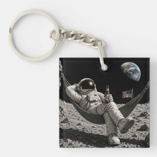 Llavero Astronauta relajándose con cerveza en la Luna