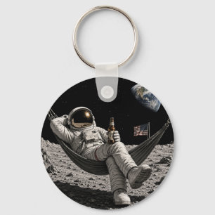 Llavero Astronauta relajándose con cerveza en la Luna