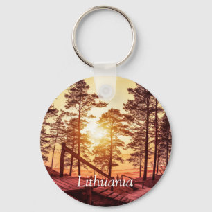 Llavero Atardecer sobre un sendero de madera en un bosque 