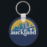 Llavero Auckland New Zealand Vintage City Skyline<br><div class="desc">Diseño de ciudad de estilo vintage y retro con un hermoso paisaje, atracción turística y arte de paisajes urbanos. rascacielos Guay y artículos de ilustracion de silueta de construcción para turistas y viajeros. Perfecto como recuerdo para volver a casa cuando viaja por el mundo. Guarde la memoria de sus viajes...</div>