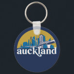 Llavero Auckland New Zealand Vintage City Skyline<br><div class="desc">Diseño de ciudad de estilo vintage y retro con un hermoso paisaje, atracción turística y arte de paisajes urbanos. rascacielos Guay y artículos de ilustracion de silueta de construcción para turistas y viajeros. Perfecto como recuerdo para volver a casa cuando viaja por el mundo. Guarde la memoria de sus viajes...</div>