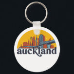 Llavero Auckland Nueva Zelanda Retro City Skyline Cityscap<br><div class="desc">Diseño de ciudad de estilo vintage y retro con un hermoso paisaje, atracción turística y arte de paisajes urbanos. rascacielos Guay y artículos de ilustracion de silueta de construcción para turistas y viajeros. Perfecto como recuerdo para volver a casa cuando viaja por el mundo. Guarde la memoria de sus viajes...</div>