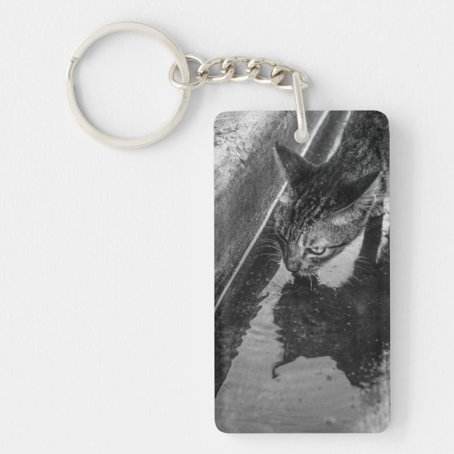 Llavero B&W - Gato Bebiendo (Frente)