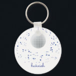 Llavero Bailarina de bola<br><div class="desc">Encanta al bailarín en tu vida con esta cadena de claves con temática discoteca azul y violeta. El texto es personalizable. Ideal para adultos y niños. Parte de una colección de Parcel Studios.</div>
