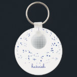 Llavero Bailarina de bola<br><div class="desc">Encanta al bailarín en tu vida con esta cadena de claves con temática discoteca azul y violeta. El texto es personalizable. Ideal para adultos y niños. Parte de una colección de Parcel Studios.</div>