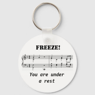 Llavero Bajo un descanso