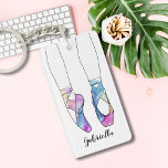 Llavero Ballet personalizado de Ballerina<br><div class="desc">Los clásicos zapatos punteros de bailarina se ven igual de elegantes en esta colorida huella acuática. ¡Genial para los bailarines de ballet o amantes en tu vida! Personalizar con el nombre.</div>
