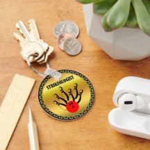 Baloncesto y pines con la palabra STRIKEOLOGIST