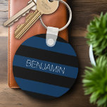 Llavero Bandas de rugby azul y negro de la marina con nomb<br><div class="desc">Blues oscuros y un negro deportivo... un patrón masculino para los chicos y los chicos de su familia. Un diseño audaz y moderno con un área para texto personalizado. Si necesita ajustar la ilustración o cambiar el tipo de letra, puede hacer clic en el área personalizar. Esto le llevará a...</div>