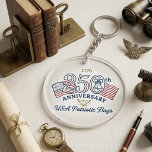 Llavero Banderas Patrióticas Clásicas de EE. UU. y Campana<br><div class="desc">Lleva un pedazo de la herencia estadounidense contigo en todas partes. Este llavero de estilo vintage presenta un diseño limpio y sin bordes de la icónica Campana de la Libertad y banderas estadounidenses. Un regalo conmemorativo perfecto o accesorio personal para aquellos que se sienten orgullosos de EE. UU. Su construcción...</div>