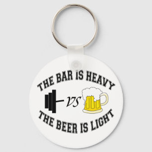 Llavero Barbell frente a cerveza
