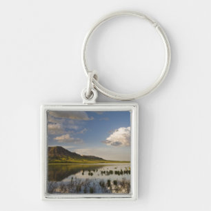 Llavero Bear Butte se refleja en el lago Bear Butte cerca