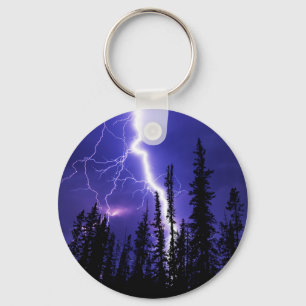 Llavero bello trueno sobre el bosque
