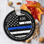 Llavero Bendecidos Son Los Que Buscan La Paz. Policía Pers<br><div class="desc">Bienaventurados los pacificadores, porque serán llamados hijos de Dios. Cadena de llaves Thin Blue personalizada para oficiales de policía y fuerzas del orden. Personaliza con el número de placa de oficial de policía. Esta cadena personalizada de oraciones de la policía es perfecta para regalos de graduación de la academia de...</div>