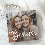 Llavero Besties mejores amigos nombres personalizados foto<br><div class="desc">Keychain con la foto de tu personalizado y el texto "Besties" con nombres personalizados a continuación.</div>