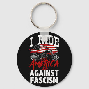 Llavero Biker anti Trump se resiste a protesta fascista