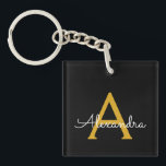 Llavero Black Gold Modern Script Girly Monograma Nombre<br><div class="desc">Cadena de claves de nombres de monograma de escritura simple en negro y dorado. Esto hace que el dulce perfecto cumpleaños 16,  boda,  ducha de novia,  aniversario,  ducha de bebé o fiesta de soltera sea regalo para alguien que ama el lujo glam y los estilos de moda.</div>