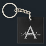 Llavero Black Silver Modern Script Girly Monograma Nombre<br><div class="desc">Cadena de teclas de nombre de monograma simple de escritura negra y plateada. Esto hace que el dulce perfecto cumpleaños 16,  boda,  ducha de novia,  aniversario,  ducha de bebé o fiesta de soltera sea regalo para alguien que ama el lujo glam y los estilos de moda.</div>