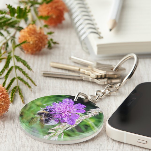Llavero Blütenglück am Schlüsselbund – Hummel auf Skabiose (Frente Derecha)