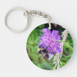 Llavero Blütenglück am Schlüsselbund – Hummel auf Skabiose