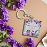 Llavero Boda de color morado floral y Purpurina plateado<br><div class="desc">Presentamos el impresionante diseño boda de color morado floral y purpurina plateado, perfecto para parejas que buscan añadir un toque romántico y sofisticado a su día especial. El delicado patrón floral acuático en tonos púrpura, lavanda, violeta y berenjena púrpura aporta una sensación de belleza y elegancia a cualquier tema boda,...</div>