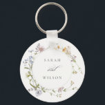 Llavero Boda de guirnalda floral de pradera amarilla suave<br><div class="desc">Si necesitas más personalización,  por favor,  no dudes en enviarme un mensaje a yellowfebstudio@gmail.com.</div>