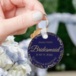 Llavero Boda de la dama de honor de la novia regalo de la<br><div class="desc">Estas cadenas están diseñadas para dar como favores a las damas de honor en tu fiesta de bodas. Presentan un diseño sencillo y elegante con un fondo azul marino, unas letras doradas y un Relieve metalizado dorado con un borde de encaje floral. ¡Una forma perfecta de agradecer a sus damas...</div>