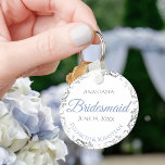 Llavero Boda de la dama de honor grisáceo y azul claro<br><div class="desc">Estas cadenas están diseñadas para dar como favores a las damas de honor en tu fiesta de bodas. Diseñadas para coordinar con nuestra Suite de Bodas Elegante Azul y Gris, cuentan con un diseño sencillo y elegante con fondo blanco, texto azul claro y gris, y un Relieve metalizado floral plateado....</div>