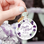 Llavero Boda elegante de flores moradas de Bridesmaid<br><div class="desc">Estas cadenas están diseñadas para dar como favores a las damas de honor en tu fiesta de bodas. Presentan un diseño de acuarela rústico pintado a mano con una corona de rosas y flores en tonos violeta, ciruela, violeta y lavanda. El texto está escrito en elegantes letras, y hay espacio...</div>