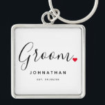 Llavero Boda elegante de Groom<br><div class="desc">El regalo perfecto para cualquier novio, el diseño divertido y moderno cuenta con la elegante letra de escritura tipográfica "Groom" con un lindo corazón de amor rojo para todos. El diseño es fácil de personalizar con su nombre y fecha de boda establecida y será el perfecto recuerdo de su día...</div>