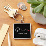 Llavero Boda elegante de Groom<br><div class="desc">El regalo perfecto para cualquier novio, el diseño divertido y moderno cuenta con la elegante letra de escritura tipográfica "Groom" con un lindo corazón de amor rojo para todos. El diseño es fácil de personalizar con su nombre y fecha de boda establecida y será el perfecto recuerdo de su día...</div>
