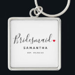 Llavero Boda elegante de la dama de honor<br><div class="desc">El regalo perfecto para cualquier dama de honor, el diseño divertido y moderno incluye la tipografía elegante del guión de la letra "Bridesmaid" con un lindo corazón de amor rojo para todo. El diseño es fácil de personalizar con un nombre y una fecha de boda establecida y será el perfecto...</div>